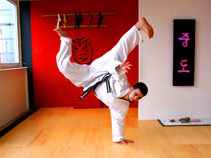 Taekwondo Akrobatik, Jugendliche, Rundkick mit einer Hand am Boden