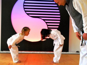 Verbeugung Respekt Regeln Höflichkeit und Disziplin zwischen Taekwondo Kindern