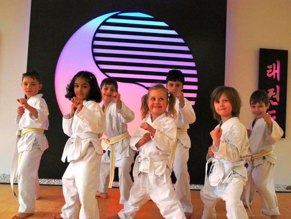 Klein-Kindergruppe mit viel Spass und Freude am Taekwondo